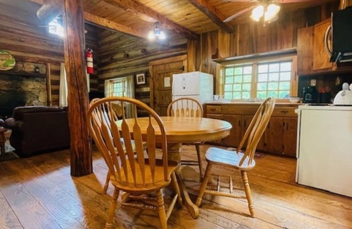 Hot Springs Cabin | Magical Cabin ~ River Access ~ Minutes from Town