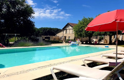 Sainte-Sabine-Born House | Magical Stay at the 'Il était une fois' Holiday Home – Shared Pool and Air Conditioning