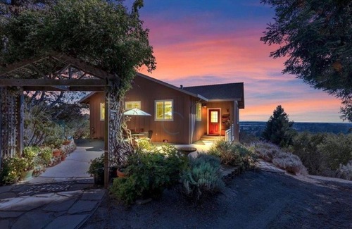 Watsonville House | Magical hilltop 3-bedroom with spectacular views and King Size Bed