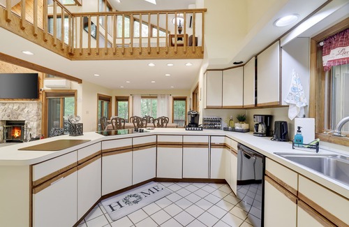 East Stroudsburg House | Magical Lake View Home-Hot Tub, Game & Poker rooms, Pool, Fire Pit, Kayaks, AC!