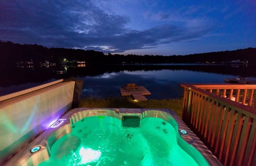 Oxford Cottage | Magical lakeside retreat with hot tub + dog friendly!