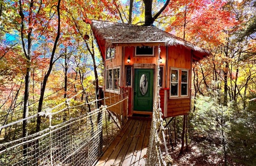 Copperhill Cabin | Magical Treehouse ~ Mountain Views ~ Dog Friendly