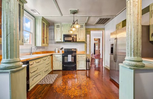 Eastside House | Magical Victorian Castle+Game Room & Spiral Stairsnn