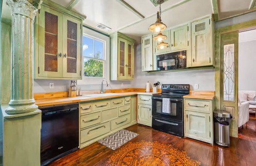 Eastside House | Magical Victorian Castle+Game Room & Spiral Stairsnn