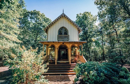 Irvington House | Magical wooded cottage pool +priv hottub walk2town