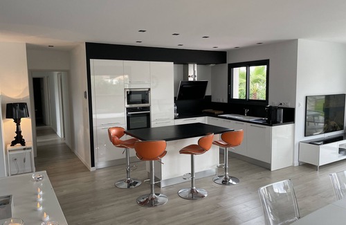 Fargues-Saint-Hilaire Villa | Magnificent contemporary with heated spa 15 min from Bordeaux center.