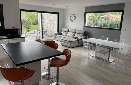 Fargues-Saint-Hilaire Villa | Magnificent contemporary with heated spa 15 min from Bordeaux center.