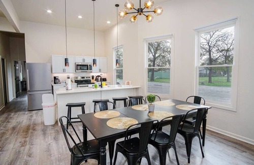Eastside Promise Neighborhood House | Magnificent 4BR Near Famous Riverwalk and Downtown