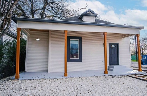 Eastside Promise Neighborhood House | Magnificent 4BR Near Famous Riverwalk and Downtown