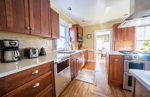 Norwich House | Magnificent 5BR/2BA Near Casinos