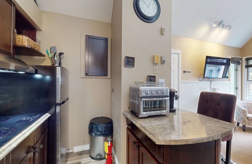 Craigleith House | Magnificent loft with hot tub, pool, W/D, tennis court, balcony, & patio