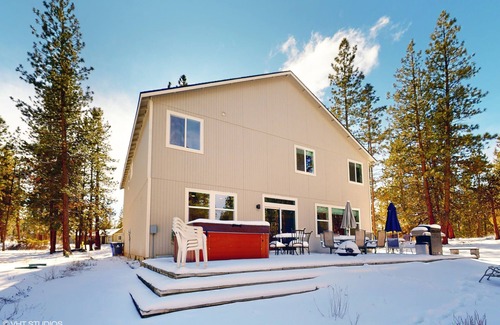 Deschutes River Woods House | Magnificent Creater Road Retreat with 6 bedrooms and 3 bathroom on 1.2 acres.
