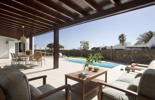 Los Mojones House | Magnificent and spacious Pearl Villa with heated pool, Wifi and AC