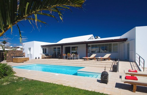 Los Mojones House | Magnificent and spacious Pearl Villa with heated pool, Wifi and AC