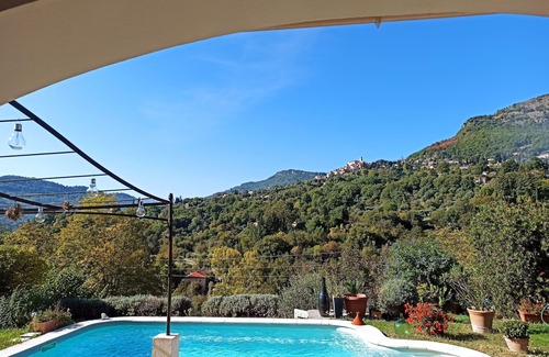 Tourrettes-sur-Loup Villa | Magnificent villa with swimming pool and mountain view