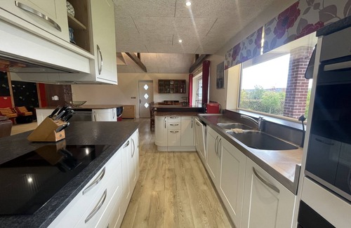 Backwell House | Magnificent Getaway - Tennis, Climbing & More!