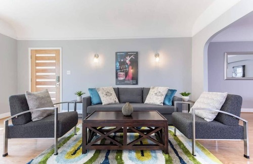 Mid-Wilshire House | Magnificent House Minutes from Hollywood