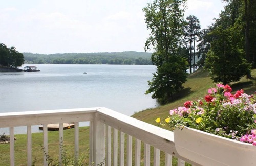 Chickamauga Lake House | Magnificent Lakeside Chickamauga Resort & Private Boat Dock. Pets ok, hot tub