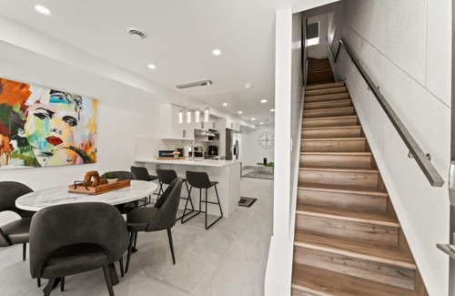 Leamington House | Magnificent Lakeview