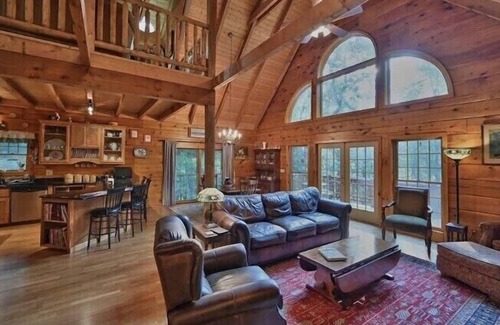 Hamlin Cabin | Magnificent Log Home Retreat in The Hideout!