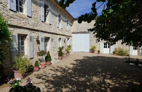 Montcaret House | Magnificent Maison de Maître & Cottage Sleeping 14 with Pool & Games Room