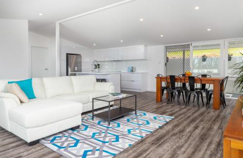Malua Bay House | Magnificent Malua Views, Stroll to the beach