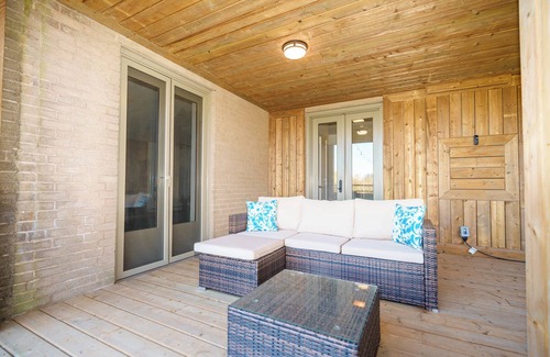 Ancaster Villa | Magnificent, peaceful lakefront villa in Ancaster