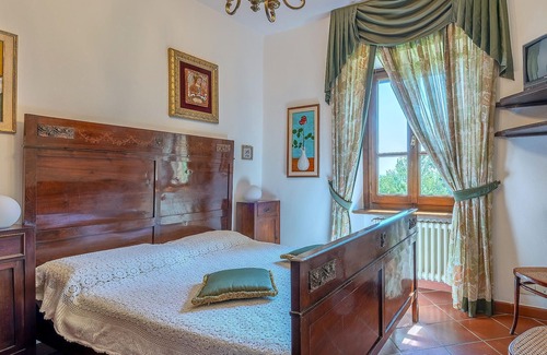 Puliciano House | Magnificent property with beautiful green garden.
