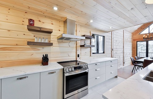 Saint-Faustin-Lac-Carre Ski Chalet | Magnificent ski-in/out wooden chalet in Mont-Blanc with SPA and billiard table!