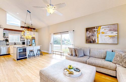 Longboat Key House | Magnificent sunlit beach retreat with pool, grill, balcony, W/D - close to water