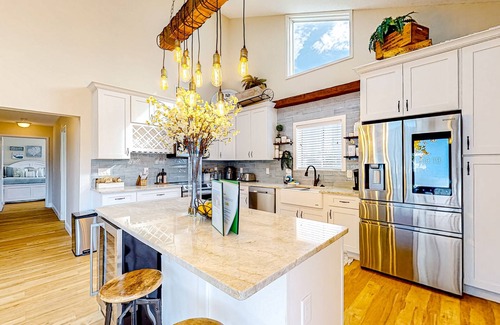 Longboat Key House | Magnificent sunlit beach retreat with pool, grill, balcony, W/D - close to water
