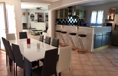 Salon-de-Provence Villa | Magnificent villa for 12 with pool and jacuzzi in Provence