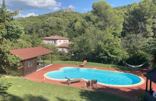 Salon-de-Provence Villa | Magnificent villa for 12 with pool and jacuzzi in Provence