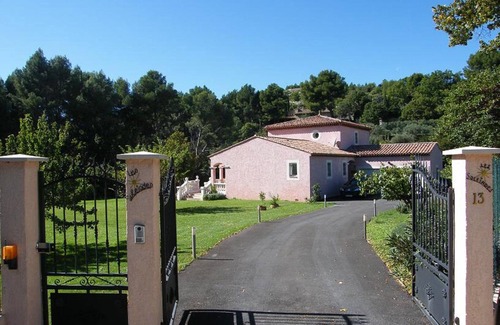 Salon-de-Provence Villa | Magnificent villa for 12 with pool and jacuzzi in Provence