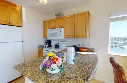 St. Petersburg - Clearwater Condo | Magnificent View Over the Bay. Just Minutes from the Beaches and Close to Shopping and Activities.