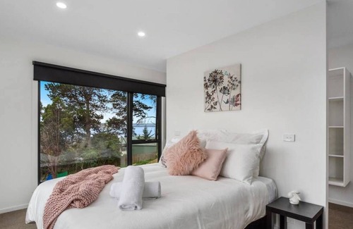 Lauderdale House | Magnificent villa on the bay - 3 min walk to the beach, 10 min to shops / cafes