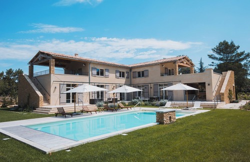 Menerbes House | Magnificent villa with swimming pool in Ménerbes, Picasso's adopted village.