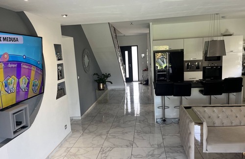 Cebazat House | Magnifique Maison, Entièrement Meublée Avec Piscine ,sauna