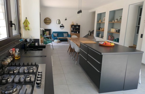 Cabries Villa | Magnifique Villa Avec Piscine sur Terrain Arboré, Idéalement Située en Provence