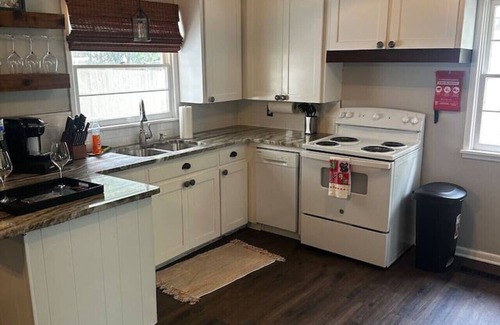 Norman House | Magnolia - 4 Bedroom 2 bath & pets allowed