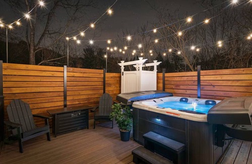 Asheville Cabin | Magnolia Cabin | Stylish Couples Cabin w/Hot Tub