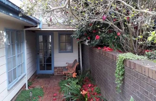 Croydon North House | Magnolia Cottage- wineries, main street, station