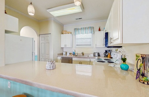 Central Myrtle Beach Condo | Magnolia Place condo located on the top floor with balcony views
