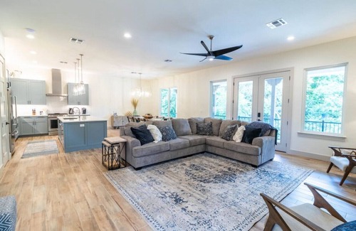 New Braunfels House | Magnolia River Haus*Heated Pool/Comal River Access*Walk to Downtown NBTX