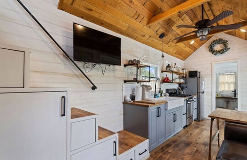 Mills River House | Magnolia | Tiny Modern Farmhouse Escape