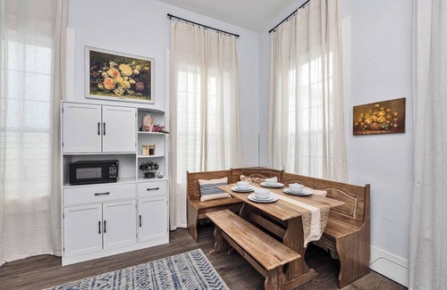Galveston Apartment | Magnolia - Walk to Strand, Cruises, UTMB, and Seawall!