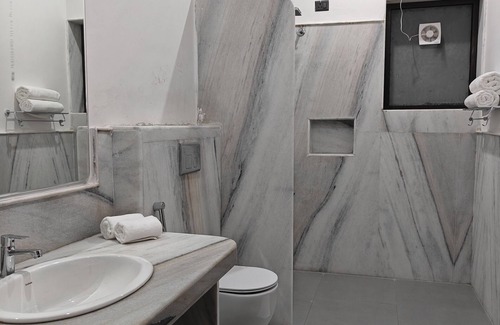 Udaipur District House | Mahua - A boutique Homestay - 5Rooms - Pool - Hillside - Forest area