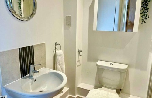Bray on Thames Apartment | Maidenhead - Stunning, Spacious - Three Bedrooms (Two Bath) Apartment