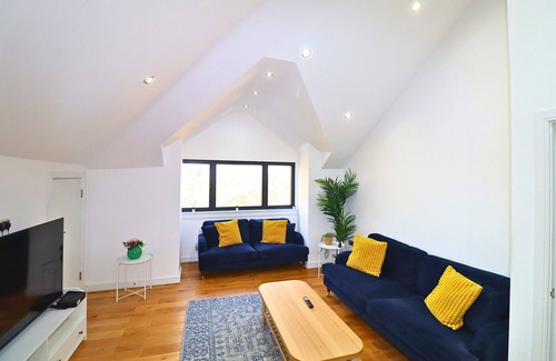 Maidenhead Apartment | Maidenhead Stylish Top Floor Three Bedroom Apartment