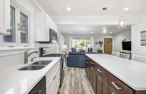 South Haven House | Mail Legacy Cottage | Modern Dog-friendly Cottage, Close to Two Beaches